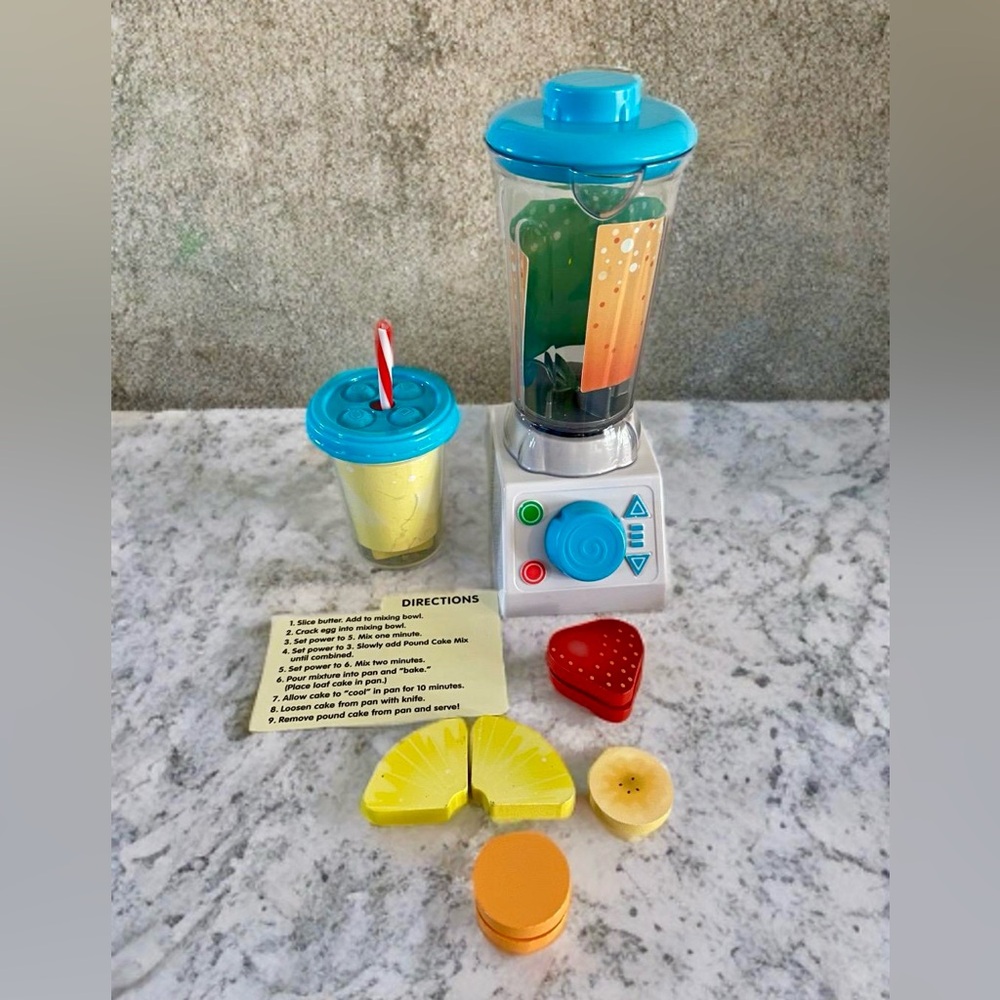 Melissa & Doug Smoothie Maker, Working Pretend Play Blender Set with Toy Food.